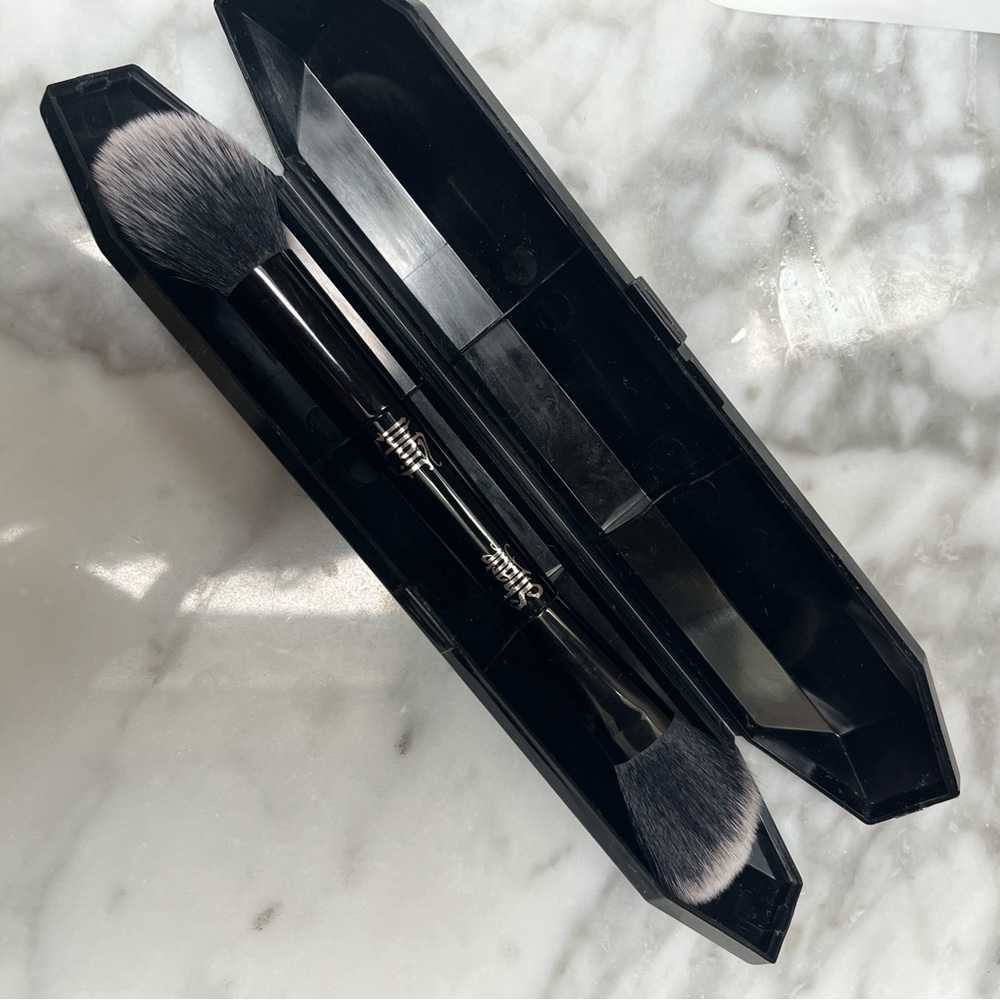 Kat Von D Shade and Light contour brush with case